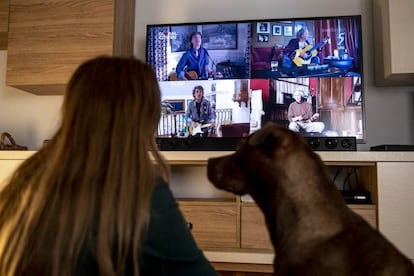 Una mujer mira por televisión un concierto virtual de The Rolling Stones en agosto de 2020.