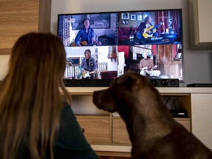 Una mujer mira por televisión un concierto virtual de The Rolling Stones en agosto de 2020.