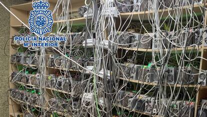 Mina ilegal de bitcoins desmantelada por la Policía.