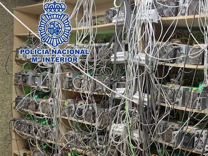 Mina ilegal de bitcoins desmantelada por la Policía.