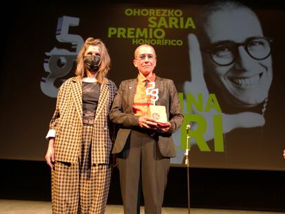 Albertina Carri (derecha) recibe el Premio Honorífico en la gala celebrada en el Teatro Arriaga.
