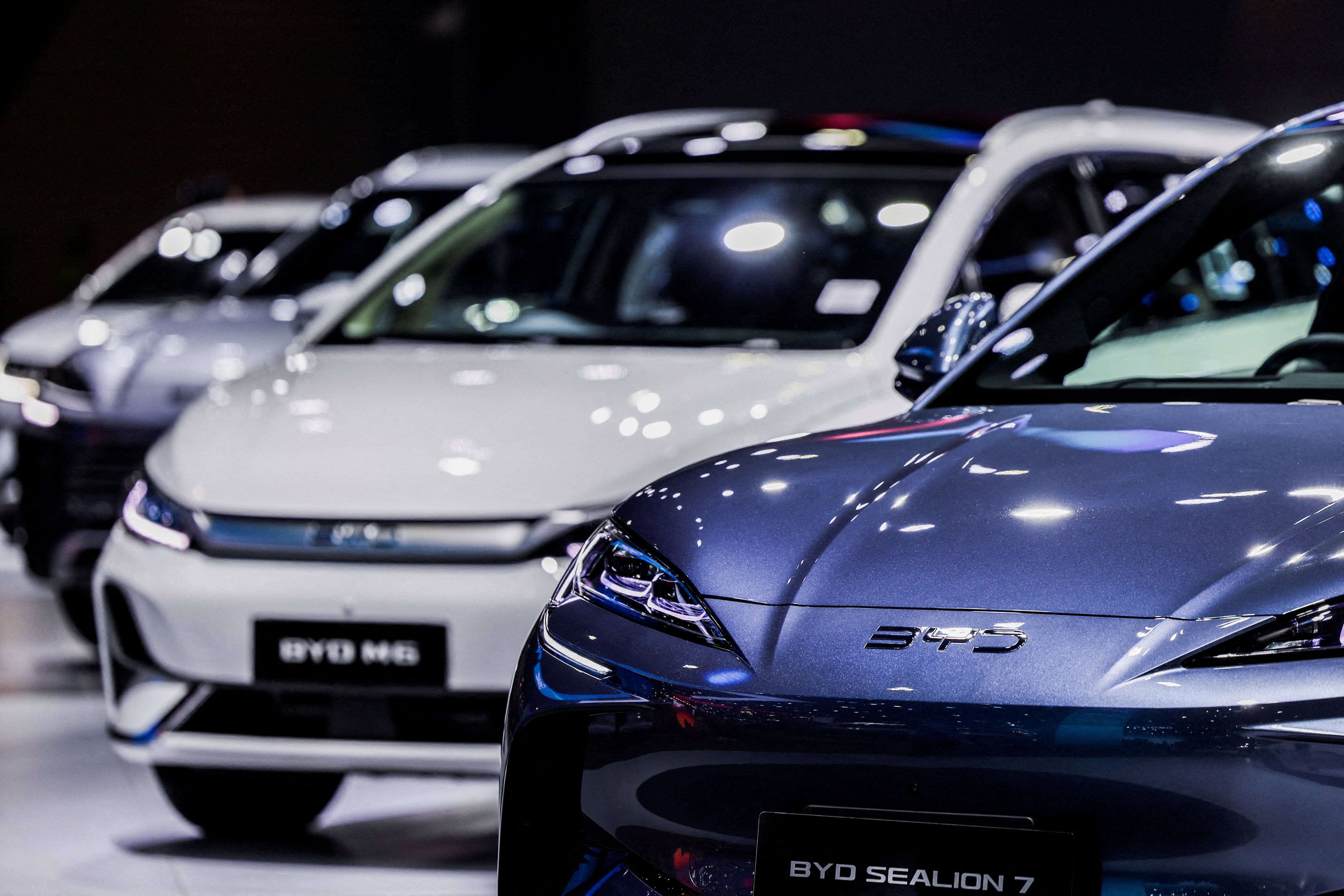 Coches de la marca BYD expuestos en el Salón del Automóvil de Bangkok en marzo de 2025.