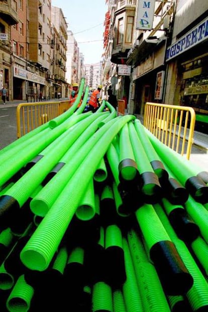 Obras de instalación de fibra óptica en una calle de Lleida.