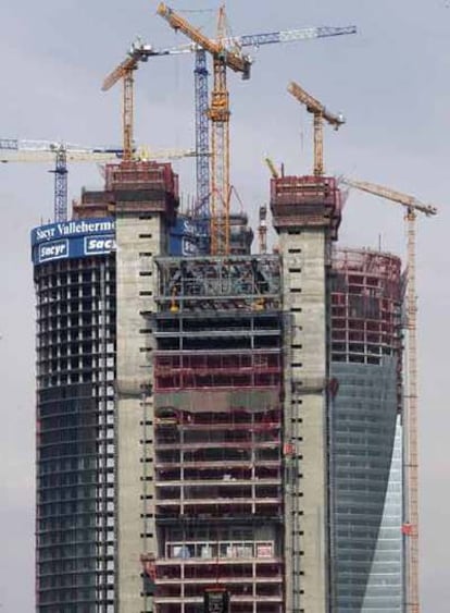 La torre de Sacyr guarda la espalda a la de Repsol en Madrid.