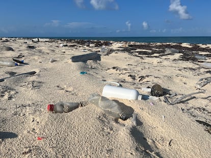 Envases de plástico sobre la arena en una de las playas de Tulum (México).