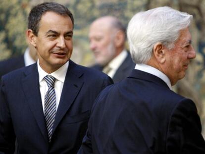 El presidente José Luis Rodríguez Zapatero y el escritor Mario Vargas Llosa, ayer en el Palacio del Pardo.