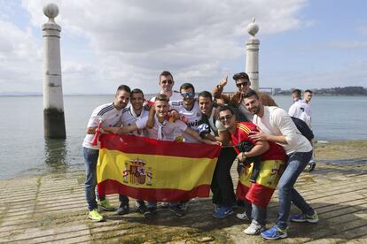 Simpatizantes del Real Madrid en el centro de Lisboa junto a el río Tajo antes de la final de la UEFA Champions League