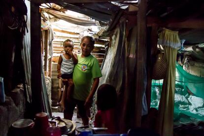 Richelle nos muestra el interior de su vivienda. Vive aquí con su hija, yerno y dos nietos, desde que Yolanda se llevó su propia casa.