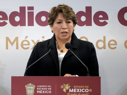 La gobernadora Delfina Gómez, habla durante una conferencia de prensa hoy, en la Secretaria de Seguridad de la ciudad de Toluca, Estado de México (México).