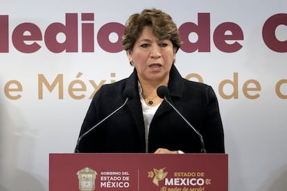 La gobernadora Delfina Gómez, habla durante una conferencia de prensa hoy, en la Secretaria de Seguridad de la ciudad de Toluca, Estado de México (México).