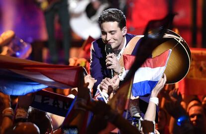 El representante de Países Bajos Douwe Bob en un momento de su actuación con la canción 'Slow down'.