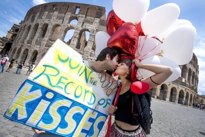 Dos personas se besan frente al Coliseo de Roma como parte del 'flashmob' Un beso para Europa, de la campaña contra el 'Brexit'.
