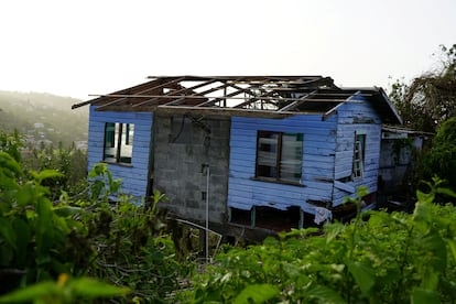 Una casa dañada en la isla de Granada, este martes.