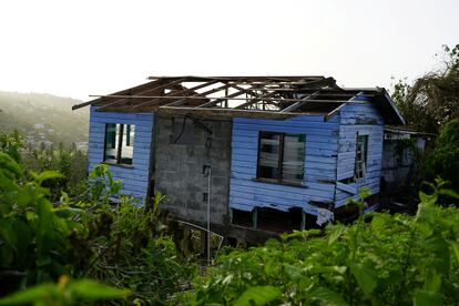 Una casa dañada en la isla de Granada, este martes.