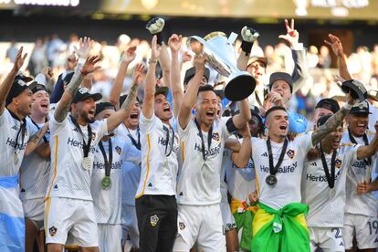 El defensa Maya Yoshida, capitán del Galaxy, levanta el trofeo tras vencer 2-1 a los Red Bulls.