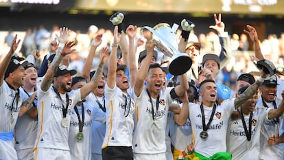 El defensa Maya Yoshida, capitán del Galaxy, levanta el trofeo tras vencer 2-1 a los Red Bulls.