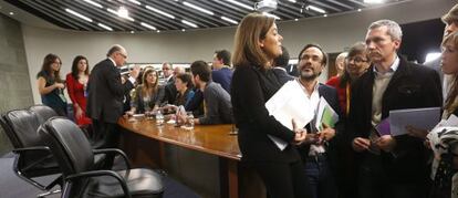 La vicepresidenta del Gobierno, Soraya Sáenz de Santamaría, y el ministro de Hacienda, Cristóbal Montoro, tras la rueda de prensa posterior a la reunión del Consejo de Ministros.