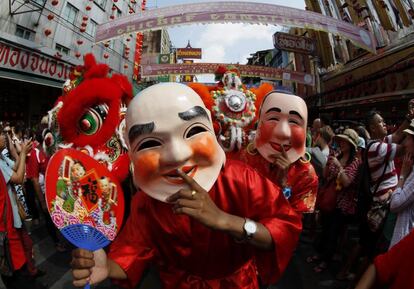Bailarines participan en el tradicional desfile del Año Nuevo lunar en las calles de Chinatown en Bangkok (Tailandia).