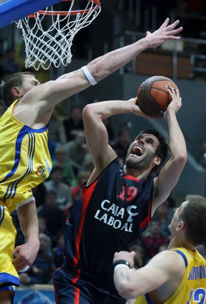 San Emeterio entra a canasta en el partido de ayer en Moscú.