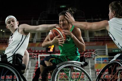 Las jugadoras Desiree Miller (i) y Gail Gaeng (d) de Estados Unidos bloquean a Vileide Almeida, durante un partido cuartos de final en sillas de ruedas, en los Juegos Paralímpicos.