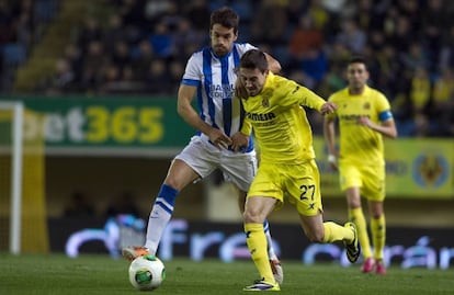Xabi Prieto y Moi Gómez pugnan por el balón.