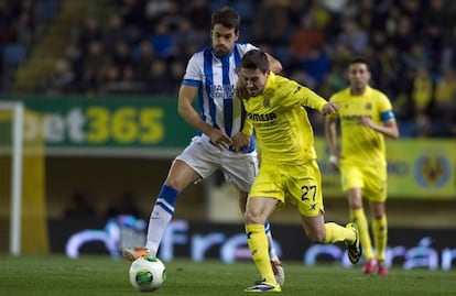 Xabi Prieto y Moi G&oacute;mez pugnan por el bal&oacute;n.