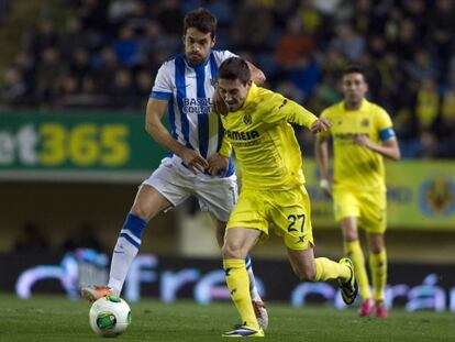 Xabi Prieto y Moi G&oacute;mez pugnan por el bal&oacute;n.