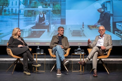 El arquitecto Carlo Ratti, en el centro, durante la charla con el director de la Escuela de Periodismo de EL PÁIS, Javier Moreno, y la urbanista, Martha Thorne, en el Hay Festival Sevilla. 