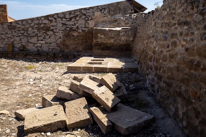 Nichos derribados del antiguo cementerio de Massoteres (Lleida).