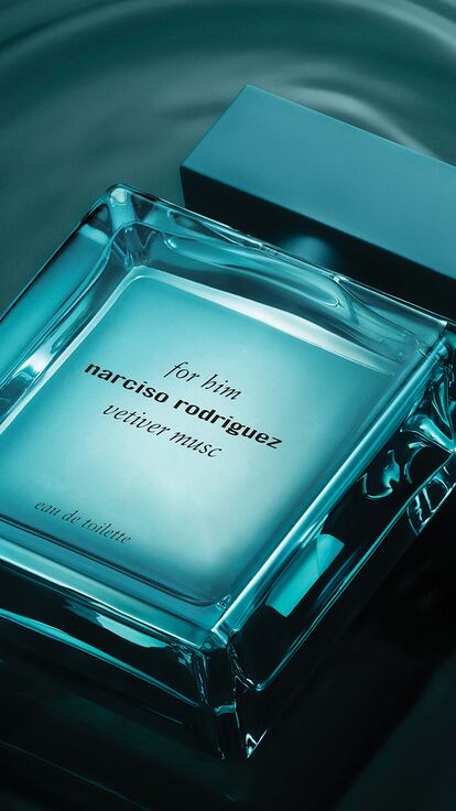 Con facetas florales, aromáticas y minerales, for him Vetiver Musc de Narciso Rodriguez reorienta la línea hacia una nueva masculinidad, más sensible, polifacética y refrescante.