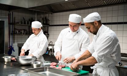 Refugiados aprenden a preparar hamburguesas gracias al proyecto La Cantina de los Refugiados.