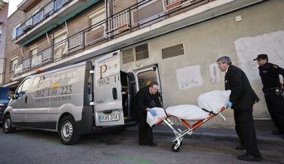 Personal del servicio funerario traslada el cadáver de María José S.C.