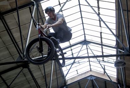 Skaters y ciclistas de todo el mundo llegan al centro social de La Traba que cuentan con unas instalaciones hechas por los propios miembros con sus recursos y su tiempo. Es habitual el trasiego de jóvenes con sus bicis y sus tablas en estas cocheras de Arganzuela.