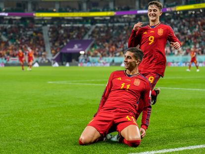 Spain's Ferran Torres celebrates after scoring his side's fourth goal during the World Cup group E soccer match between Spain and Costa Rica, at the Al Thumama Stadium in Doha, Qatar, Wednesday, Nov. 23, 2022. (AP Photo/Francisco Seco)