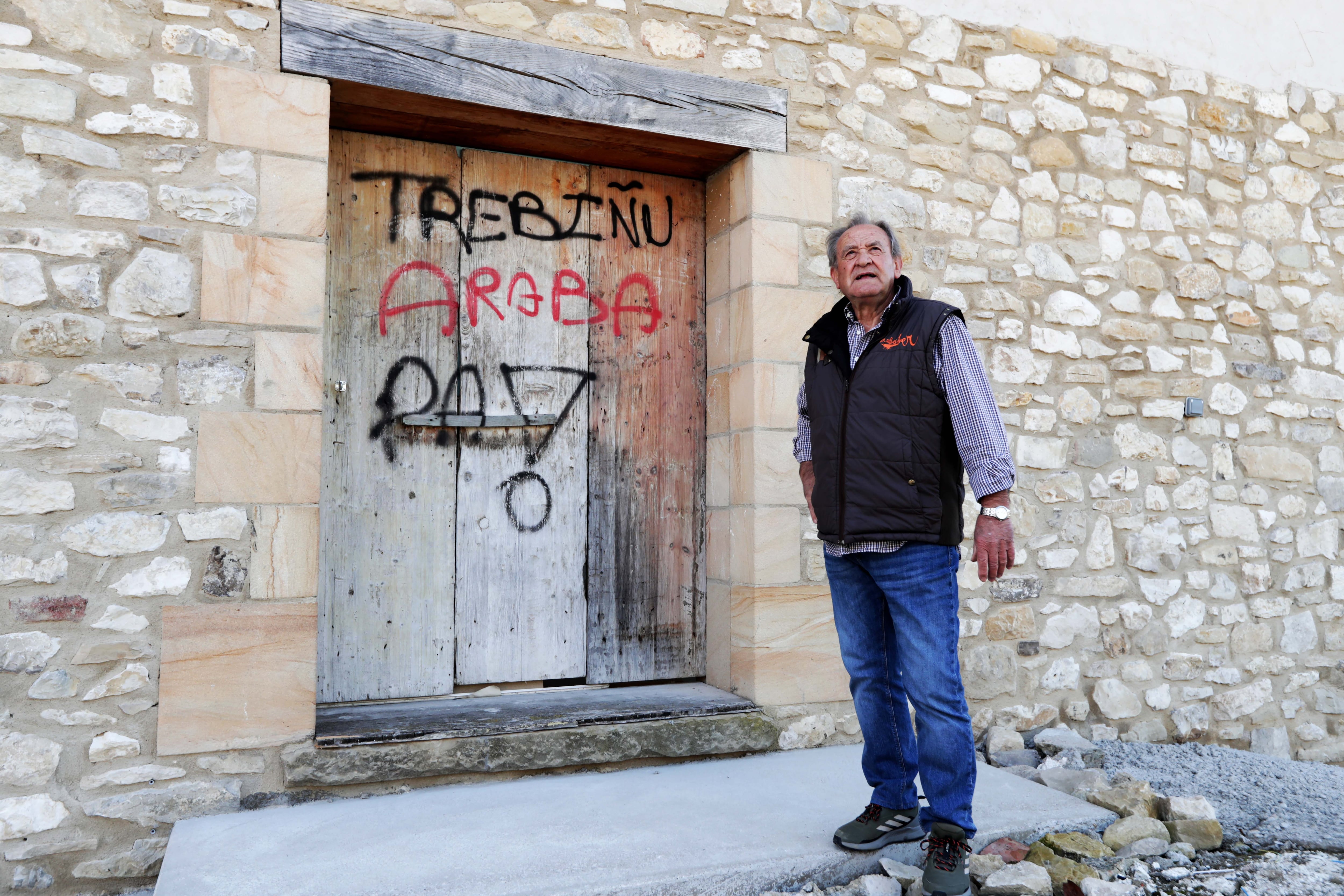 Un vecino de Treviño (Burgos) señala una pintada en euskera que reza 