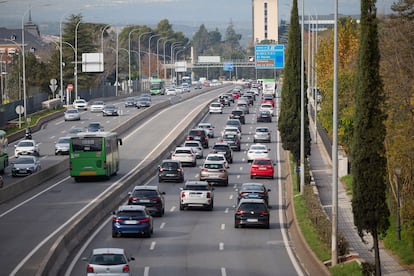 Varios vehículos a su paso por la A-6, a 5 de diciembre de 2024, en Madrid (España).