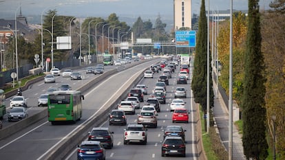 Varios vehículos a su paso por la A-6, a 5 de diciembre de 2024, en Madrid (España).