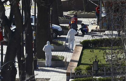 La policia forense treballa al lloc de l'explosió, al centre d'Istanbul.