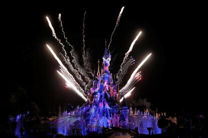 Disneyland París ha estrenado este sábado su nuevo espectáculo de luz, sonido, agua y fuegos artificiales con el que se cerrará el parque cada noche esta temporada.