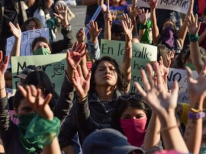 Las manifestantes cargan contra la actuación de las autoridades en el caso de una menor supuestamente violada por policías