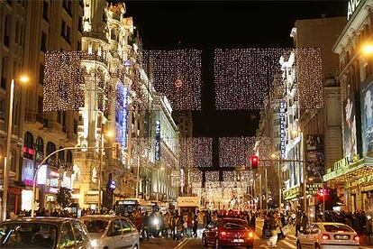 La decoración luminosa de la Gran Vía pretende transmitir calma y silencio en una zona habitualmente ruidosa, según sus creadores.