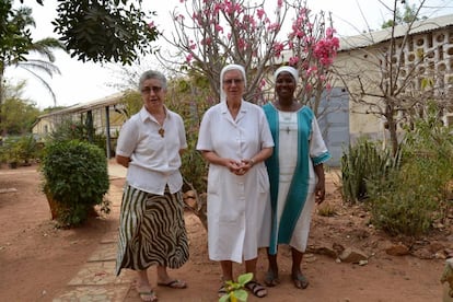 Las tres componentes de la comunidad de las religiosas teatinas en Materi, las hermanas Carmen Manso, la hermana Ana Romero y la hermana Adrieana Kouagou.