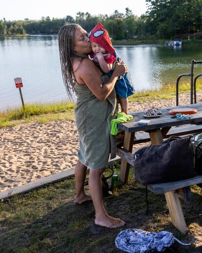 Christina Barnard seca a su nieta Lareza en Idlewild, en el lago Idlewild.