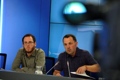 Igor López de Munain (izda) y Unai Urruzuno, este miércoles en la sala de prensa del Parlamento