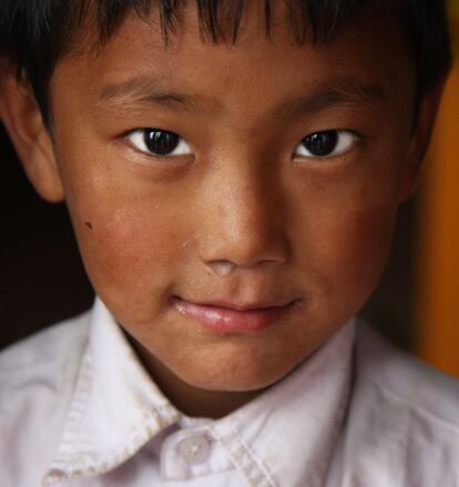 "Sikkim es un pequeño estado de la India, cuya capital es Gangtok. De una belleza sin igual, en este recóndito lugar gentes, paisajes, religiones se entremezclan con un carácter amable y tranquilo. En los monasterios, junto a las ruedas de oración, las risas de los niños se entremezclan con los mantras: 'om mani padme hum'…"