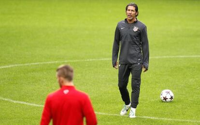 Simeone durante el entrenamiento del Atlético en Oporto.