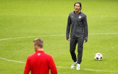 Simeone durante el entrenamiento del Atl&eacute;tico en Oporto. 