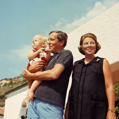 25 de julio de 1968. Los príncipes de Holanda Beatriz y Claus junto a su primogénito el príncipe Guillermo, cuando tenía 15 meses de edad de vacaciones en Italia.