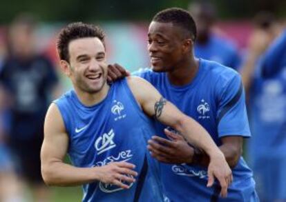 Valbuena (izq) y Evra bromean en el entrenamiento.