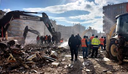 Los equipos de emergencia trabajan para rescatar supervivientes en Sanliurfa, este miércoles. 